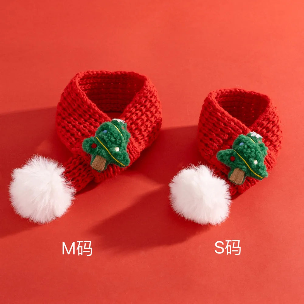 A pair of red knit baby booties with green Christmas tree embellishments and white pom-poms, shown on a red background with size labels 'M码' and 'S码'.