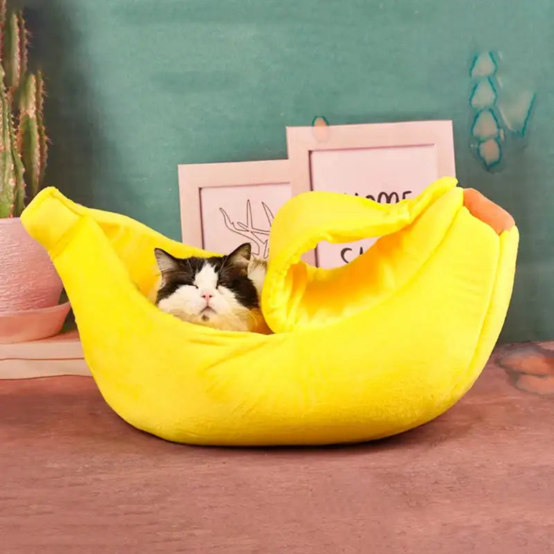 EcoJoy Banana Pet Bed: Sustainable, Non-Toxic Velvet Bedding for Cats & Small Dogs – Removable Cover, Warm Nest & Playful Design!